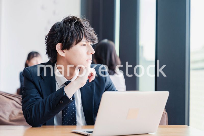 オフィスで頭を抱えるビジネスマン