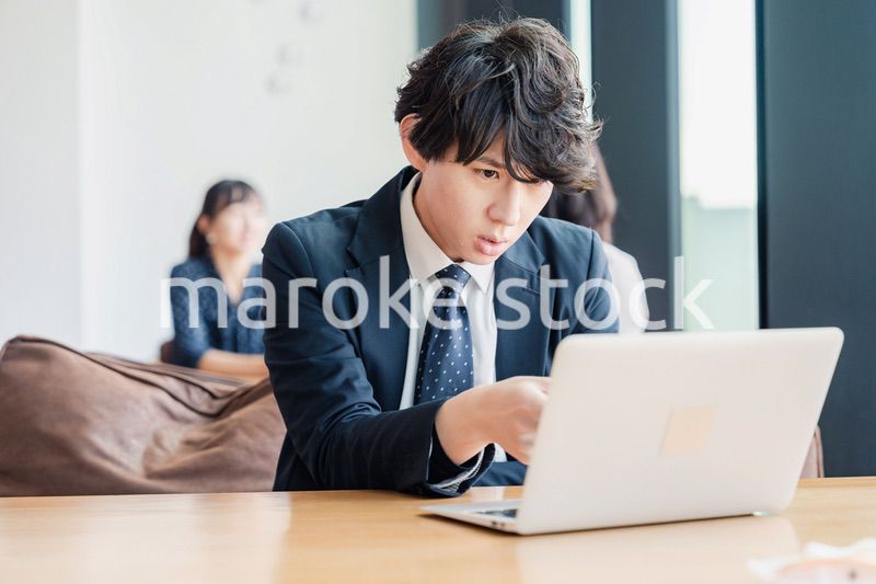 オフィスでパソコンと格闘するビジネスマン