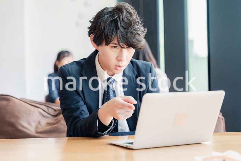 オフィスでパソコンと格闘するビジネスマン