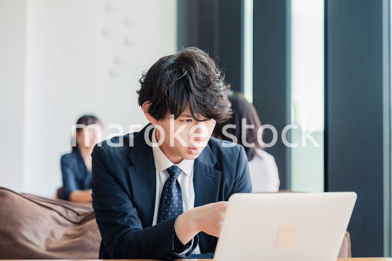 オフィスでパソコンと格闘するビジネスマン