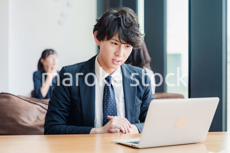 WEB会議でプレゼンをするビジネスマン