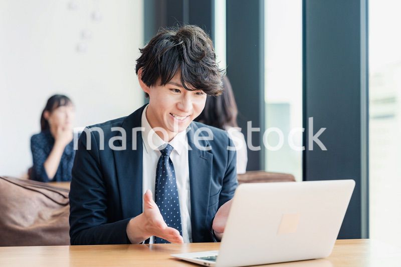 WEB会議でプレゼンをするビジネスマン