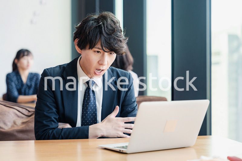 WEB会議でプレゼンをするビジネスマン