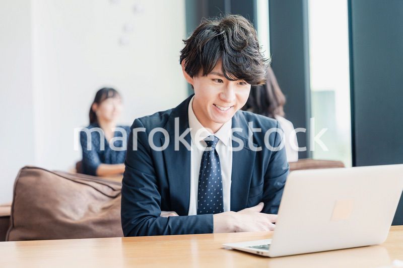 WEB会議でプレゼンをするビジネスマン