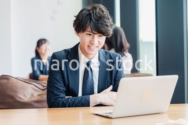 WEB会議でプレゼンをするビジネスマン