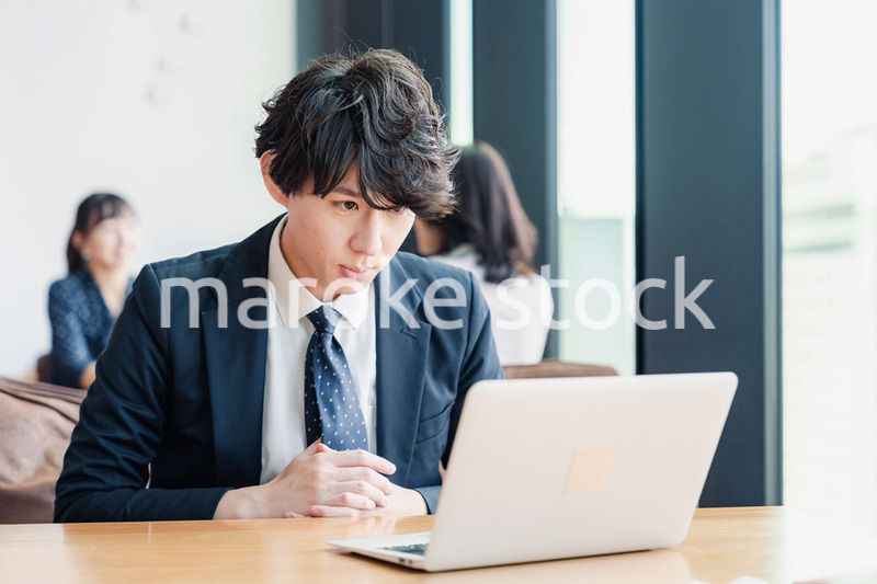 WEB会議でプレゼンをするビジネスマン