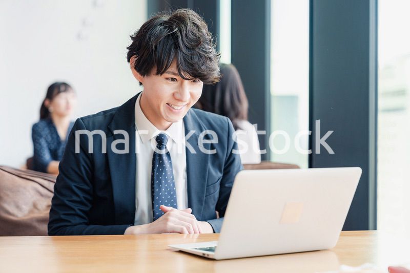 WEB会議でプレゼンをするビジネスマン