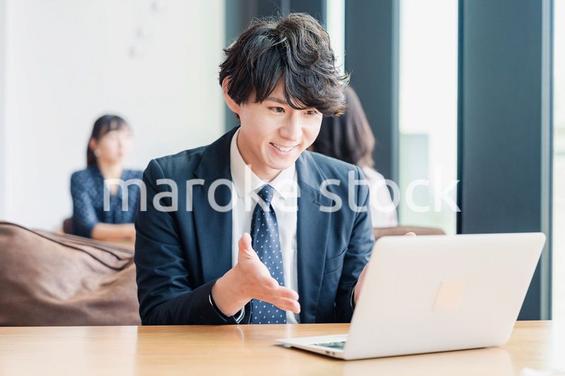 WEB会議でプレゼンをするビジネスマン