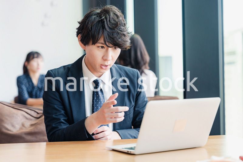 WEB会議でプレゼンをするビジネスマン