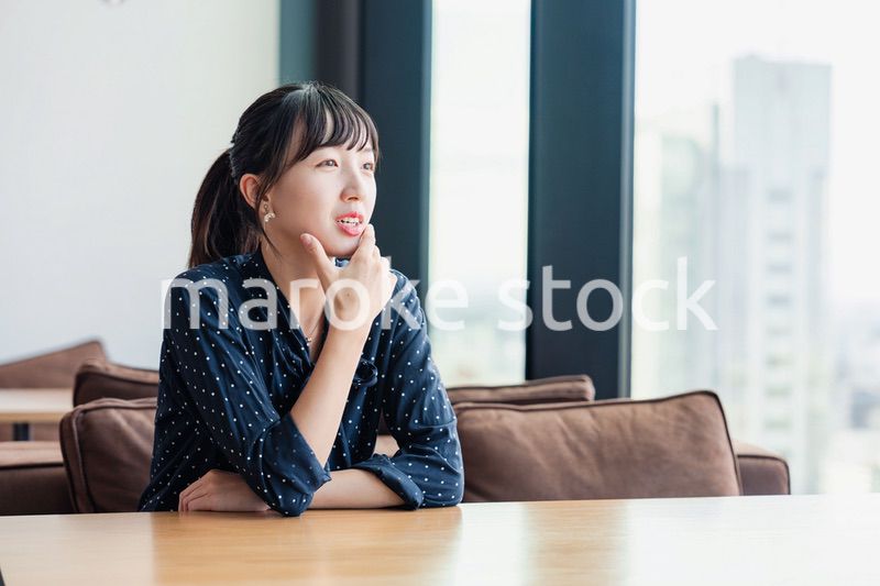 オフィスでインターンをする大学生の女性