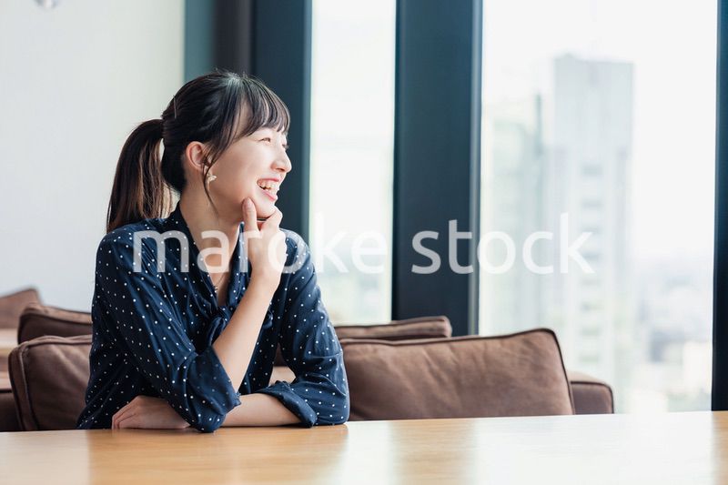 オフィスでインターンをする大学生の女性