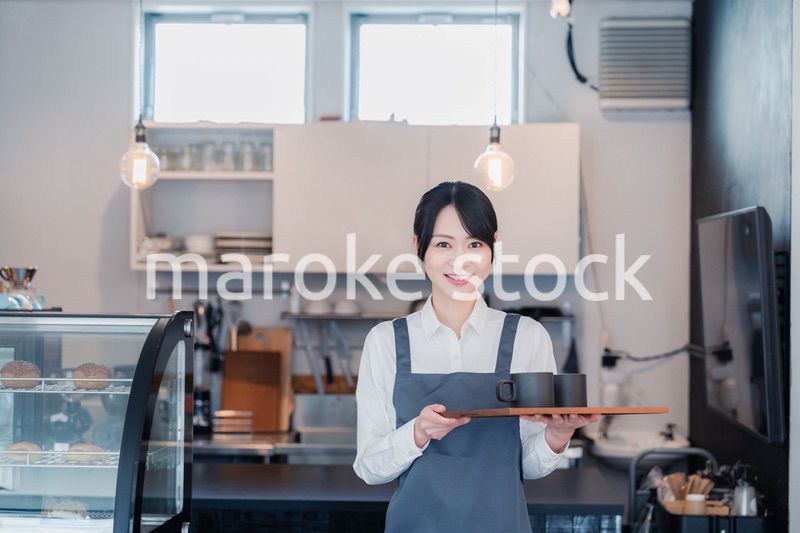 カフェのホールスタッフとして働く女性