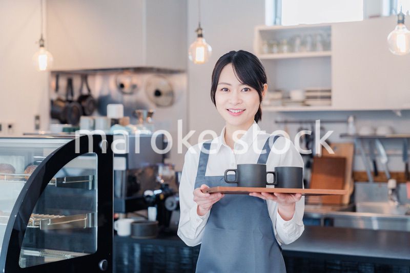 カフェのホールスタッフとして働く女性