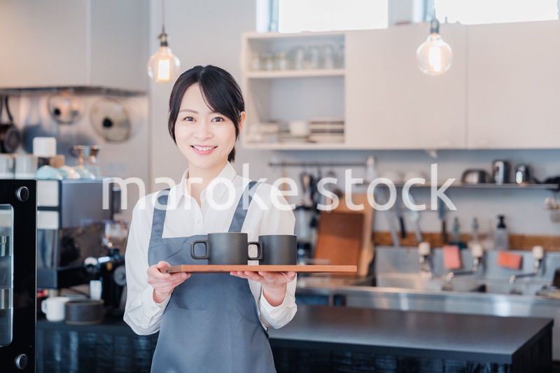 カフェのホールスタッフとして働く女性