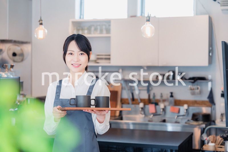 カフェのホールスタッフとして働く女性