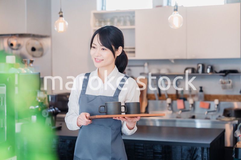 カフェのホールスタッフとして働く女性