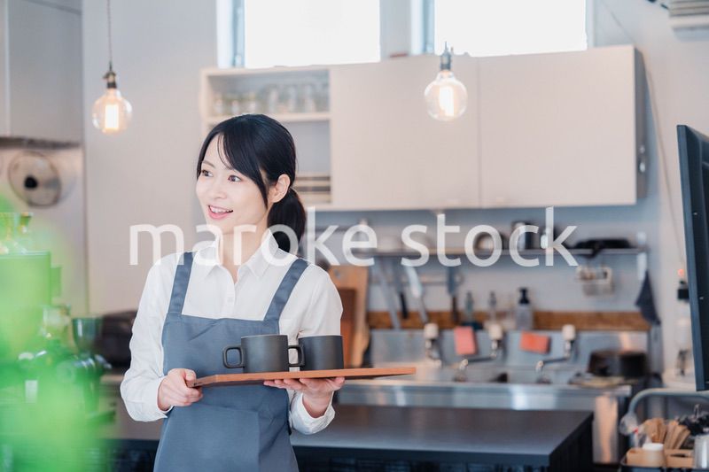 カフェのホールスタッフとして働く女性