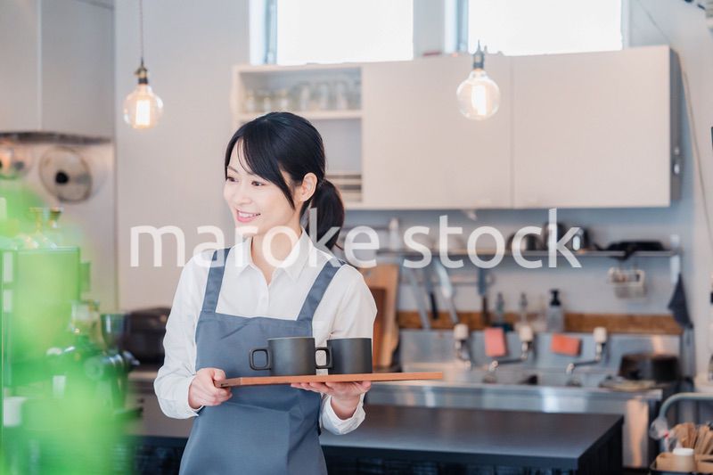 カフェのホールスタッフとして働く女性