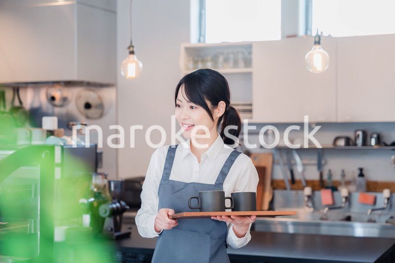 カフェのホールスタッフとして働く女性