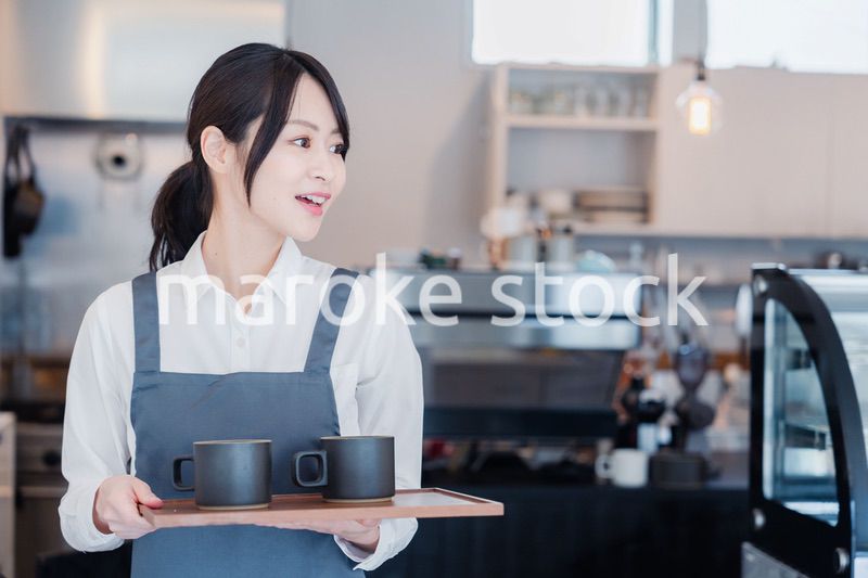 カフェのホールスタッフとして働く女性