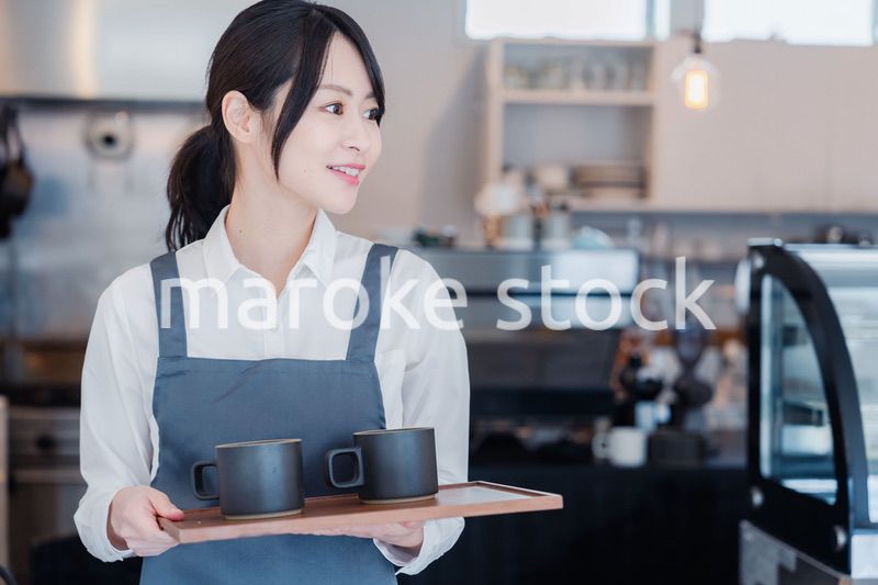 カフェのホールスタッフとして働く女性