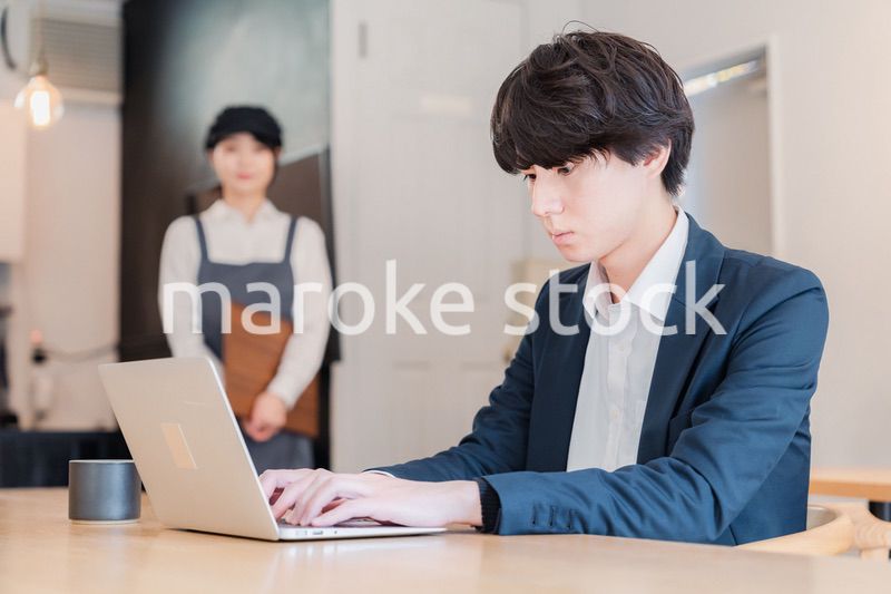 カフェで男性客と話すスタッフ