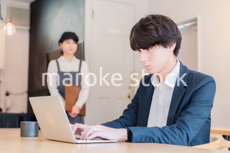 カフェで男性客と話すスタッフ