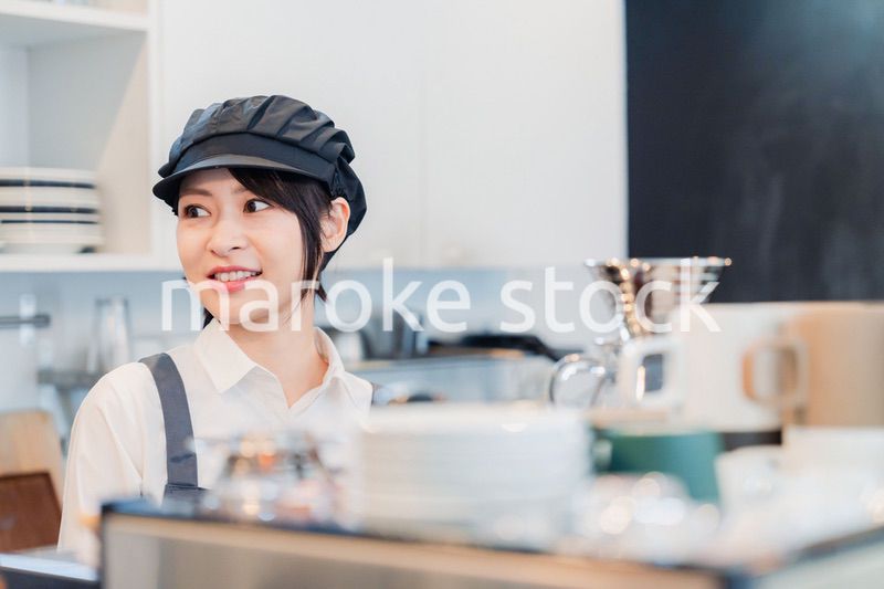 カフェのホールスタッフとして働く女性