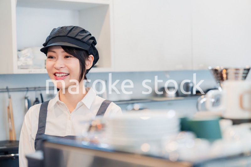 カフェのホールスタッフとして働く女性