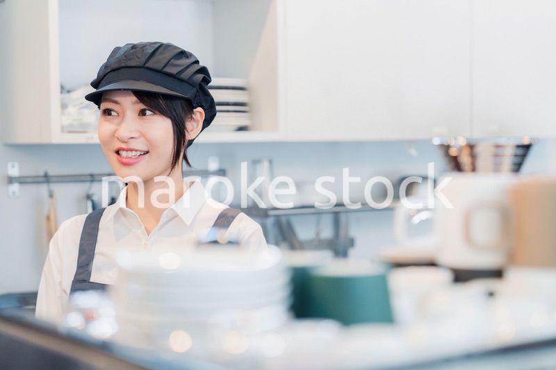 カフェのホールスタッフとして働く女性
