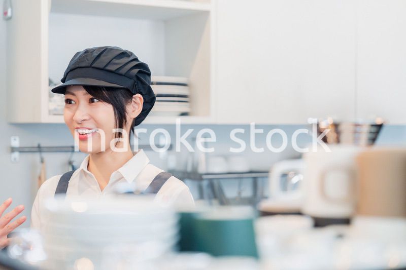 カフェのホールスタッフとして働く女性