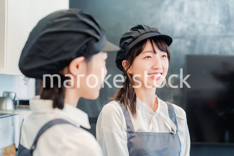 仲良く働くカフェスタッフ