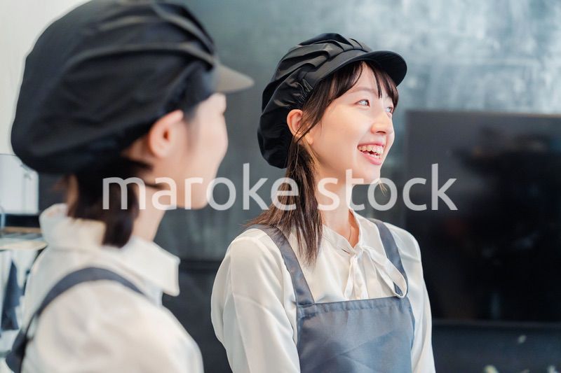 仲良く働くカフェスタッフ