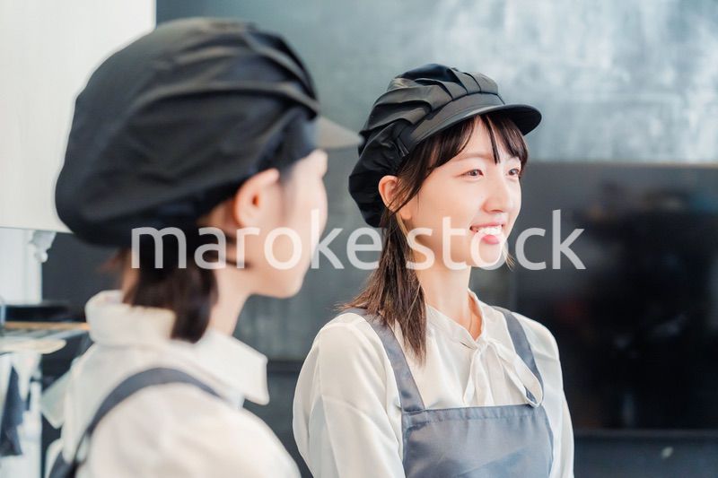 仲良く働くカフェスタッフ