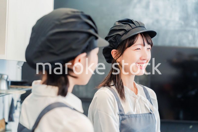 仲良く働くカフェスタッフ