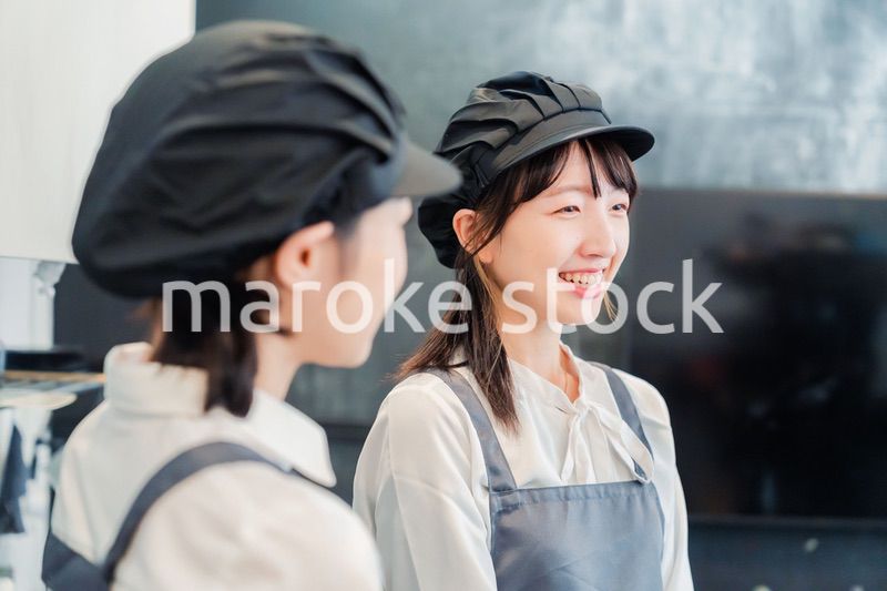 仲良く働くカフェスタッフ