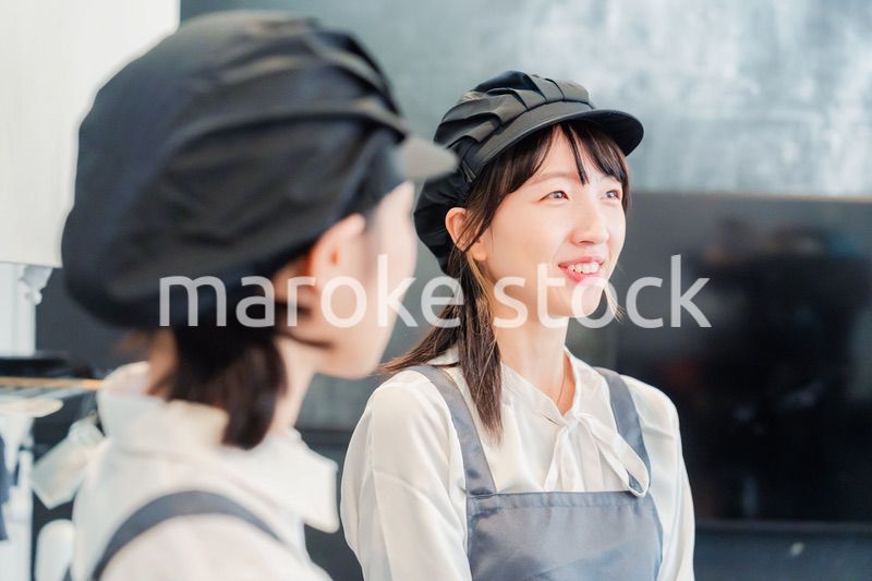 仲良く働くカフェスタッフ