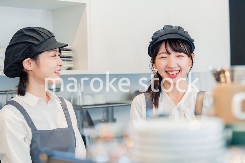 仲良く働くカフェスタッフ