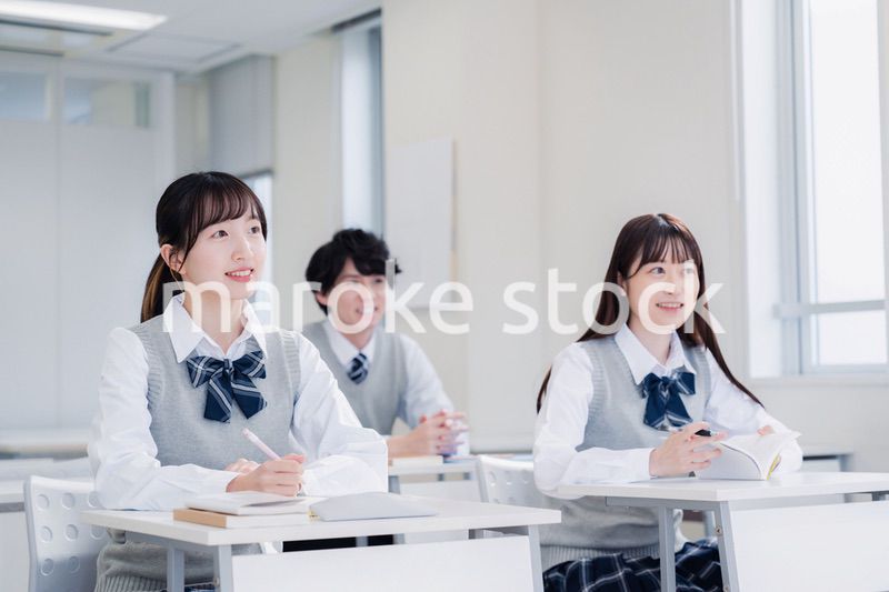 教室で楽しく授業を受ける高校生