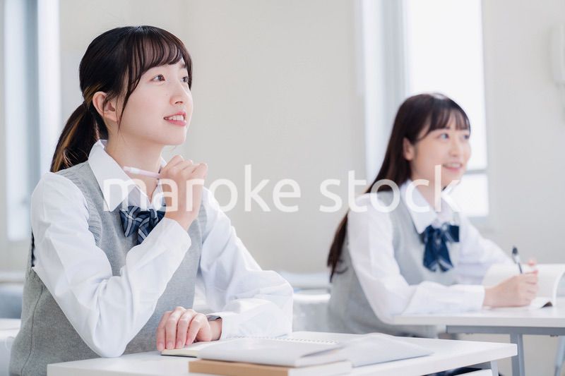 教室で楽しく授業を受ける高校生