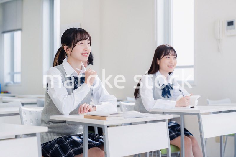 教室で楽しく授業を受ける高校生