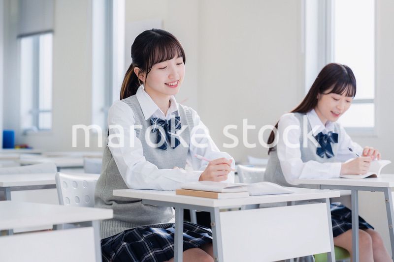 教室で楽しく授業を受ける高校生