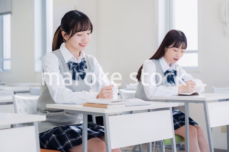 教室で楽しく授業を受ける高校生