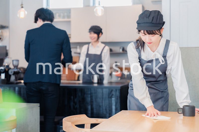 笑顔で働くカフェスタッフ