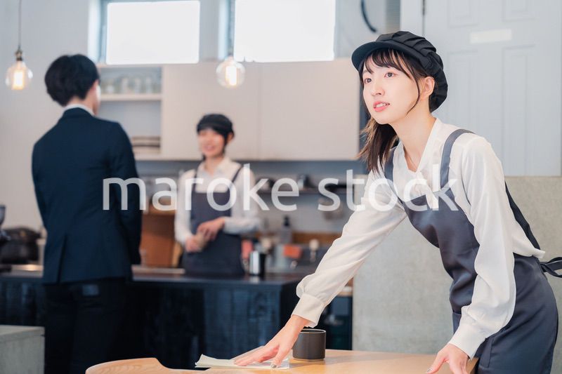 笑顔で働くカフェスタッフ