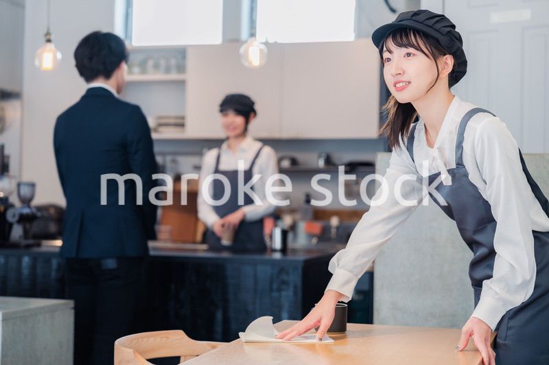 笑顔で働くカフェスタッフ