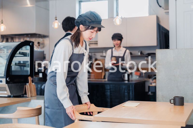 笑顔で働くカフェスタッフ