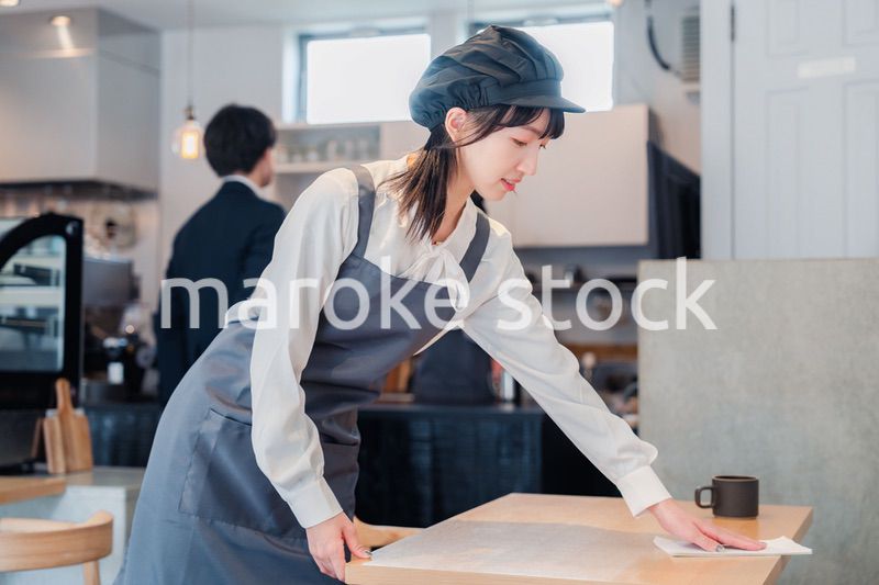 笑顔で働くカフェスタッフ