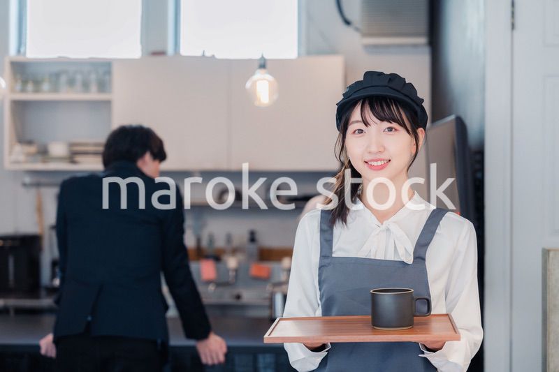 笑顔で働くカフェスタッフ