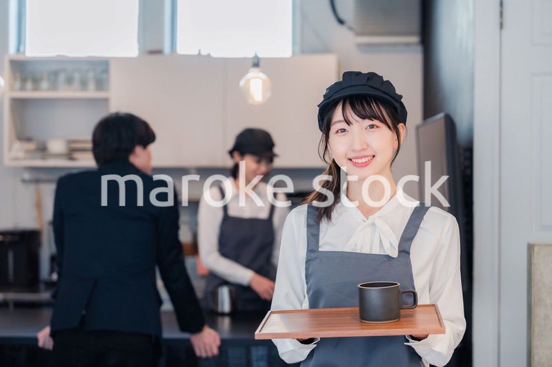 笑顔で働くカフェスタッフ